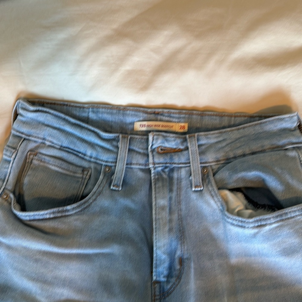 Levi’s 725 High Rise bootcut light wash jeans sz 28